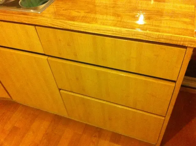 Bamboe keukenlades onder houten werkblad