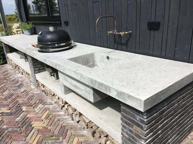 Betonnen werkblad met ingefreesde spoelbak en koperen kraan