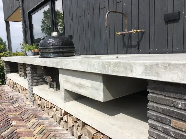 Betonnen aanrecht met verzonken spoelbak en kamado bbq