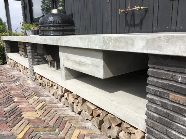 Onderzijde betonnen werkblad met brandhoutopslag