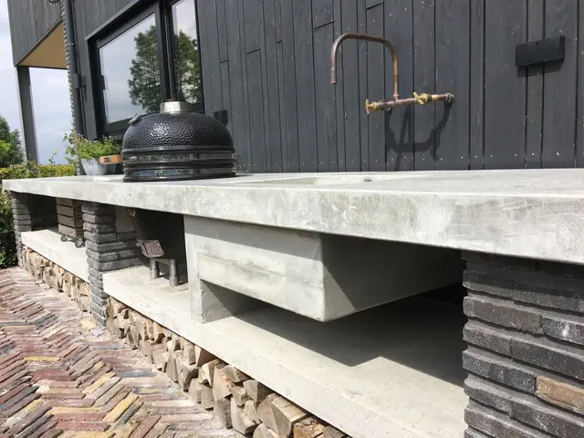 Onderzijde betonnen werkblad met brandhoutopslag