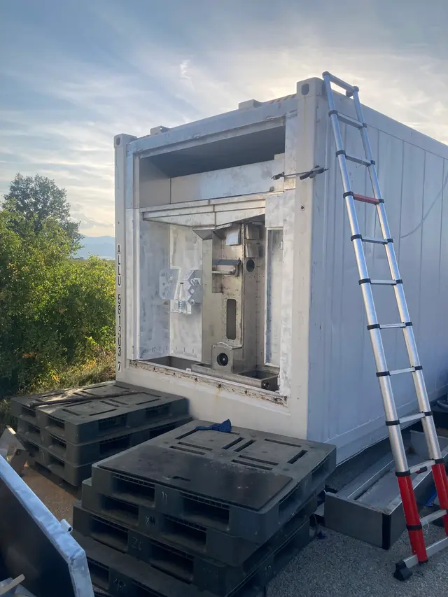 Witte geïsoleerde unit in aanbouw met roestvrijstalen frame