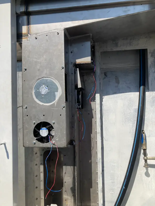 Roestvrijstalen paneel met ventilator en bedrading in de unit