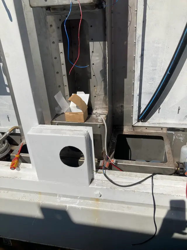 Staalwerk met bekabeling en doorvoer in de witte unit