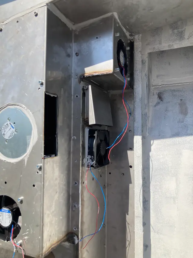 Roestvrijstalen constructie met ventilatoren en bedrading