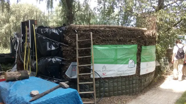 Biomeiler-compostwand met informatiebord en ladder
