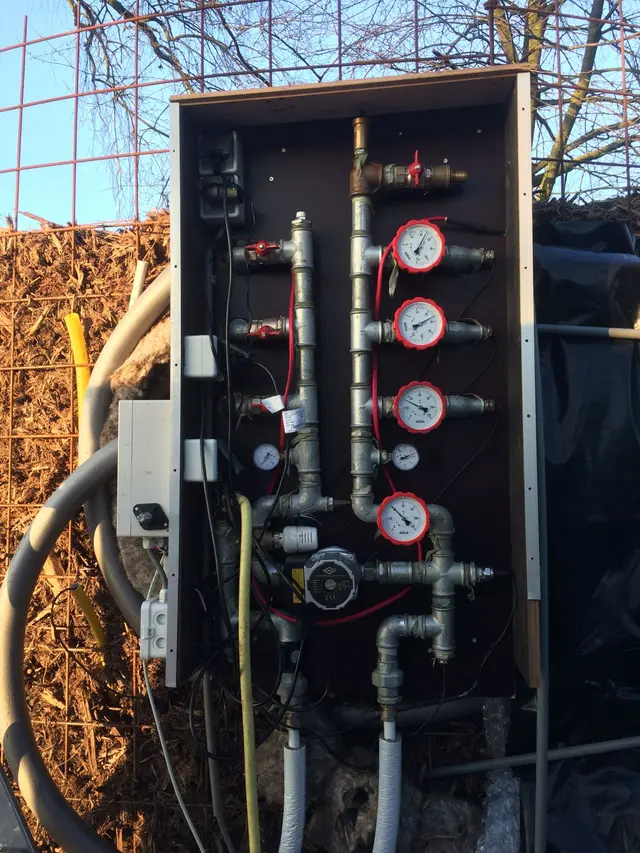 Close-up van leidingwerk en temperatuurmeters in verdelerkast