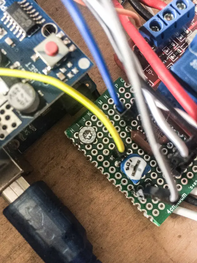 Elektronicaprintplaat met bedrading in domoticakast