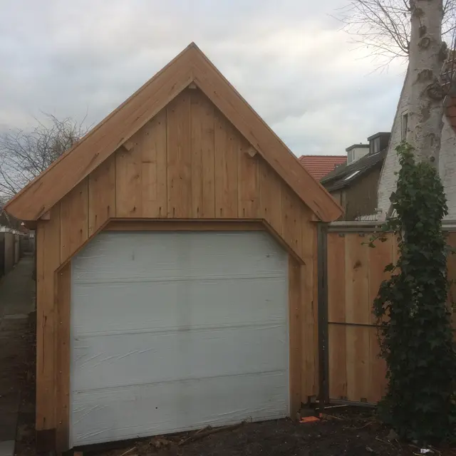 Houten schuur met douglashouten gevel en garagedeur