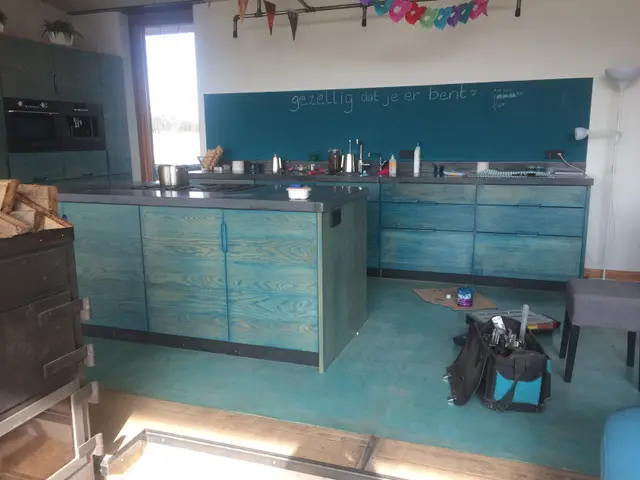 Keukeneiland en wandkasten in blauwe houten wash-afwerking