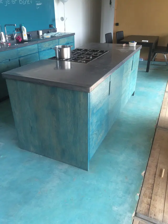 Kookeiland met gasfornuis in blauw gewassen keuken