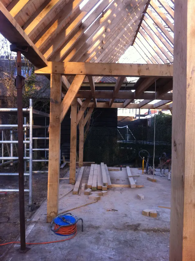 Eiken dakconstructie met steiger van schuur in aanbouw