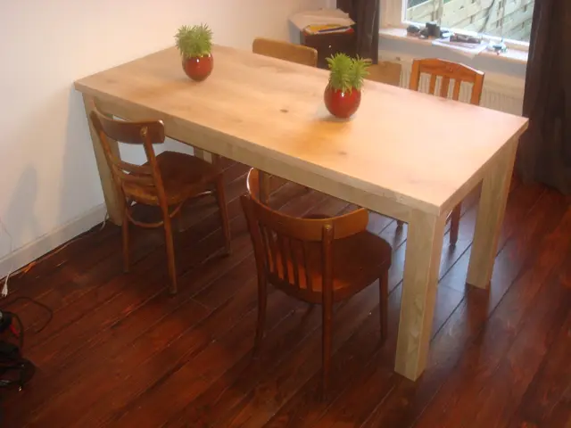 Eiken eettafel met houten stoelen en plantjes