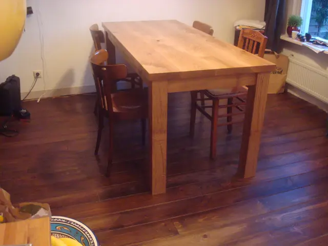 Eiken eettafel met stoelen in woonkamer