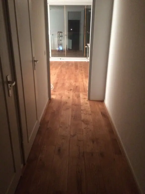 Eiken vloer in gang met zicht op balkondeur