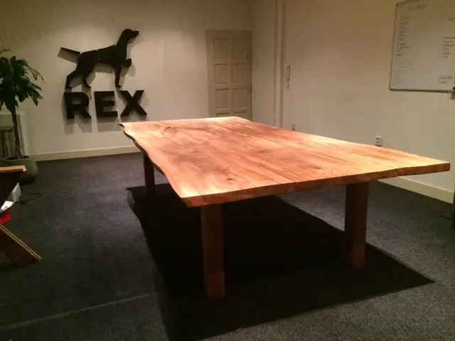 Iepenhouten boomstamtafel naast houten hondlogo aan wand