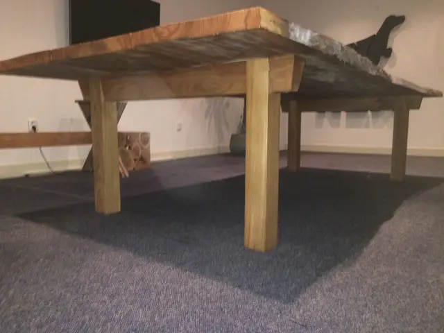 Onderaanzicht tafel met eiken hoekverbindingen