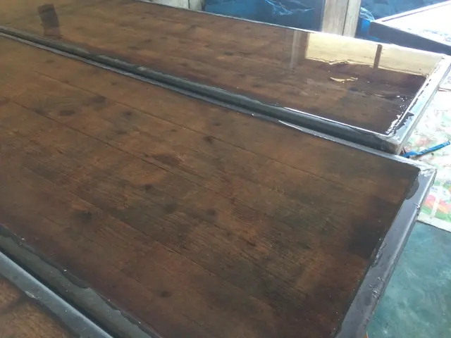 Close-up van houten plankenblad gegoten in epoxy