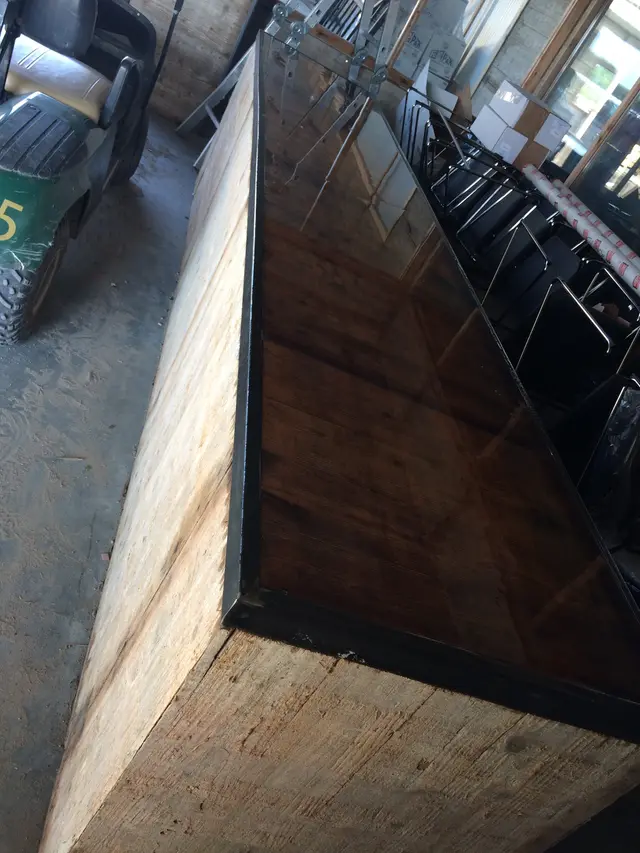 Epoxy bartoog met zwart gietwerk en houten voet