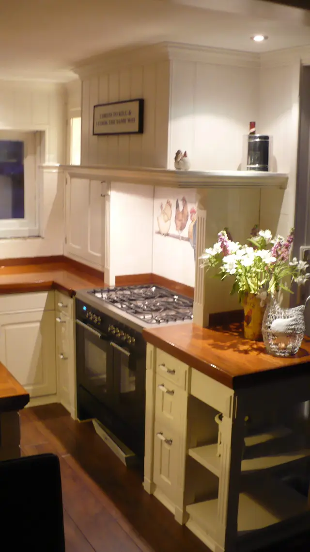 Witte keuken met mahoniehouten werkblad en spreukbord