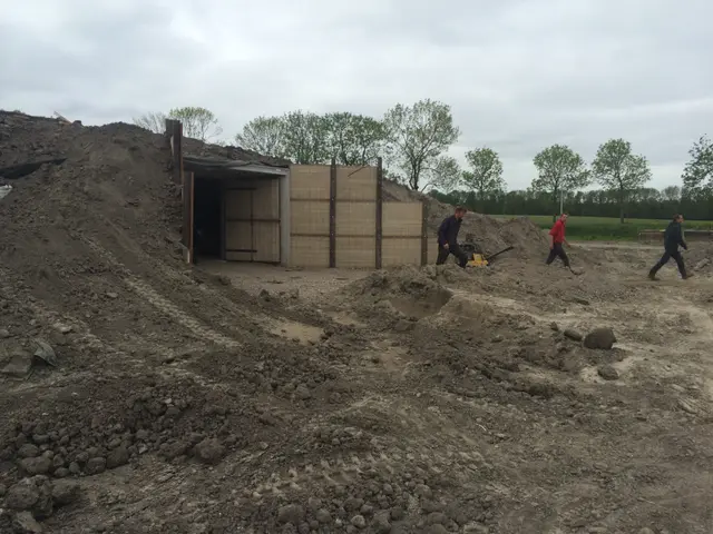 Ingang in aarden wal tijdens aanleg terrein