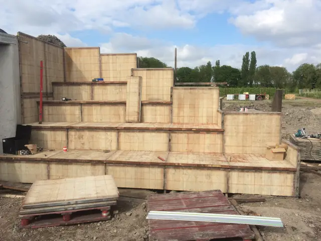 Getrapte betonnen zitelementen in aanbouw