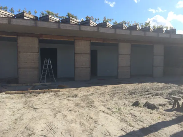 Rij bouwmodules met houten bekisting onder blauwe lucht