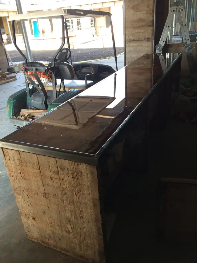 Zwart epoxy bartoog met houten onderkast in opbouw