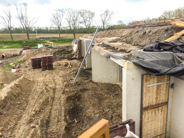 Bouwvakkers monteren houten dakconstructie op locatie