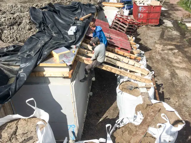 Big bags met leem tegen geïmproviseerd afdak