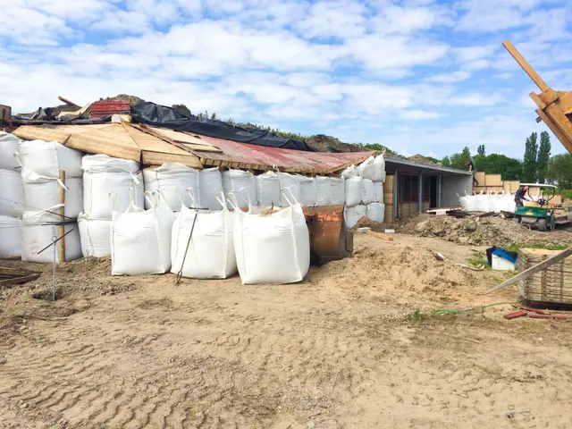 Blik van bovenaf op pallettruck tussen big bags leem