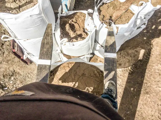Mannen aan het werk in houten keukenruimte in aanbouw