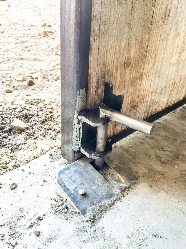 Verlichte winkelgevel met picknicktafel in avondschemer