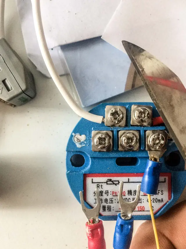 Temperatuursensor met aangesloten bedrading op werkbank