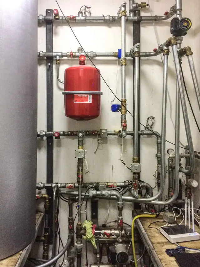 Cv-leidingwerk met expansievat aan wand