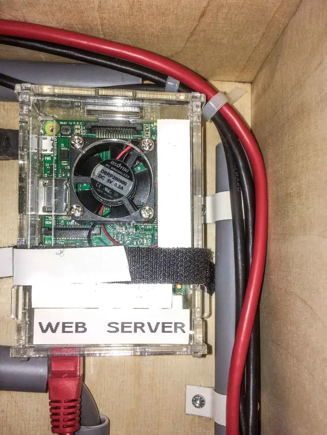 Raspberry Pi webserver met koelventilator in kast