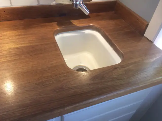Massief houten werkblad met ingebouwde spoelbak