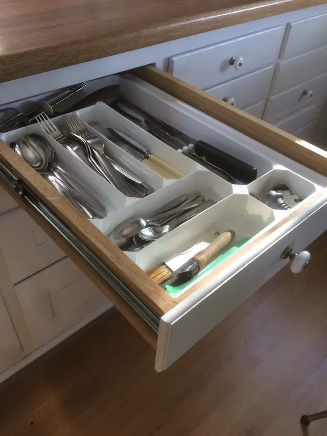Opengetrokken bestekla met houten omranding