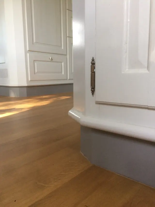 Kroonlijst bovenop witte kastenwand