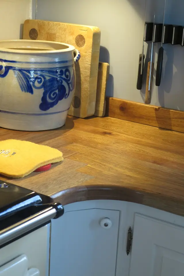 Houten werkblad met messenblok in hoek