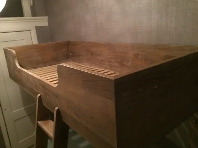 Gerookt eiken bedbak met opstaande rand, close-up