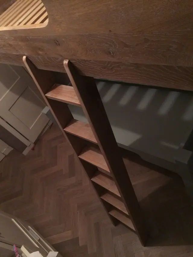 Houten trap van gerookt eiken hoogslaper, bovenaanzicht