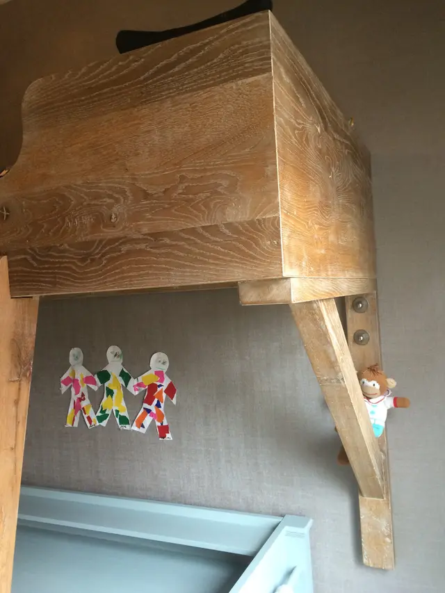 Detail eiken balk en schoor van hoogslaper
