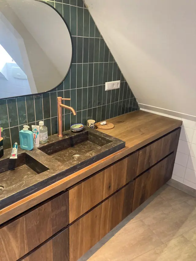 Eiken badkamermeubel met natuurstenen wastafelblad