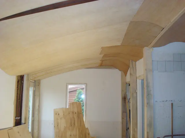 Gebogen overgang van golvend plafond naar wand