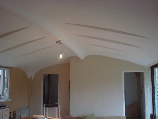 Wit gestuukt golvend plafond in woonkamer