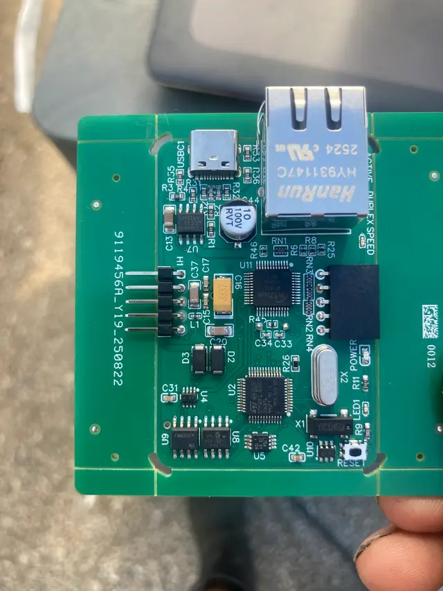 Printplaat met ethernetaansluiting, vastgehouden in de hand