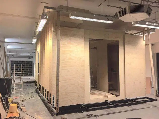 Houten casco van de wooneenheid in aanbouw