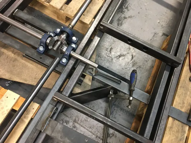 Stalen frame met tandwielmechanisme voor het uitschuiven