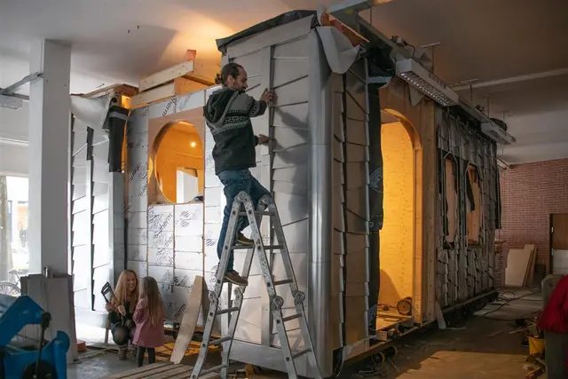 Montage van de roestvrijstalen gevel op de wooneenheid